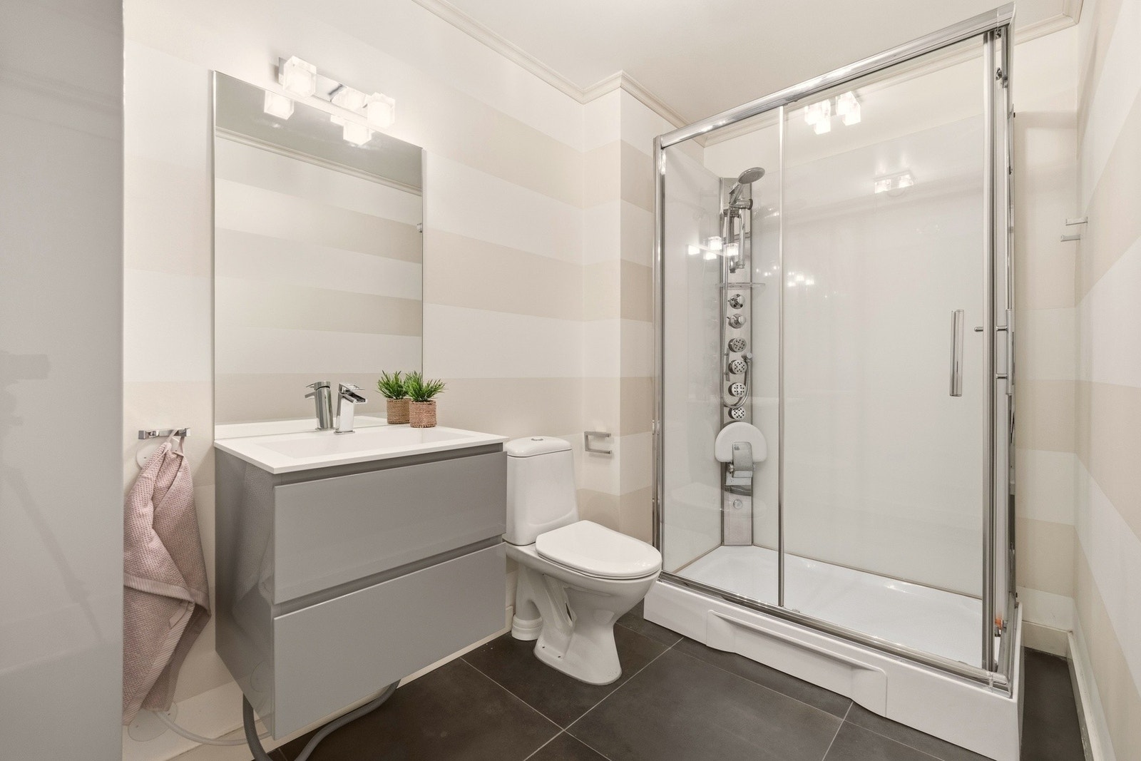 Badet i underetasje er utstyrt med dusjsone, servant med underskap og gode oppbevaringsmuligheter. Galleribilde