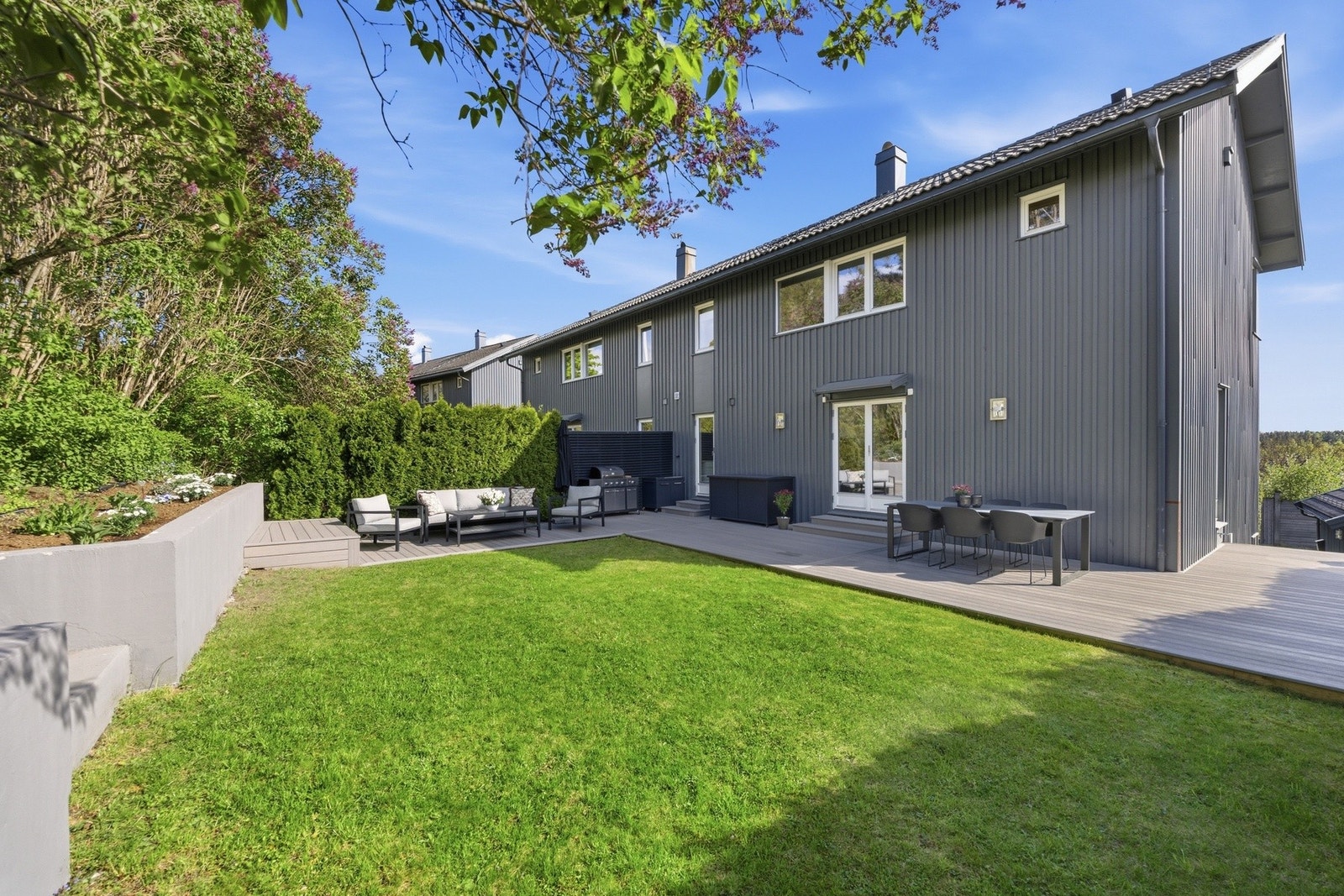 Terrassen ble renovert i 2023 med blant annet Fiberon vedlikeholdsfrie kompositterrassebord. Galleribilde