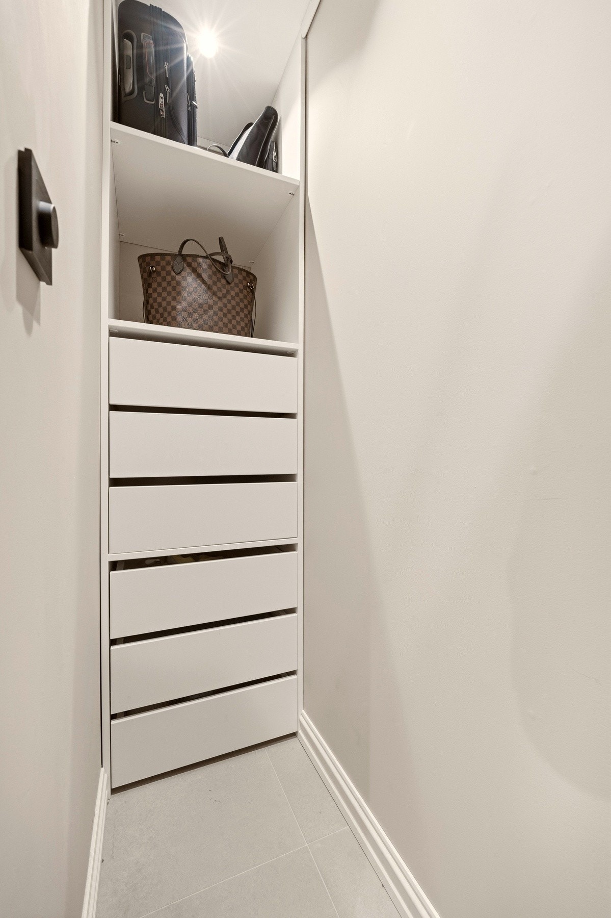 Praktisk walk-in closet i entré. Galleribilde