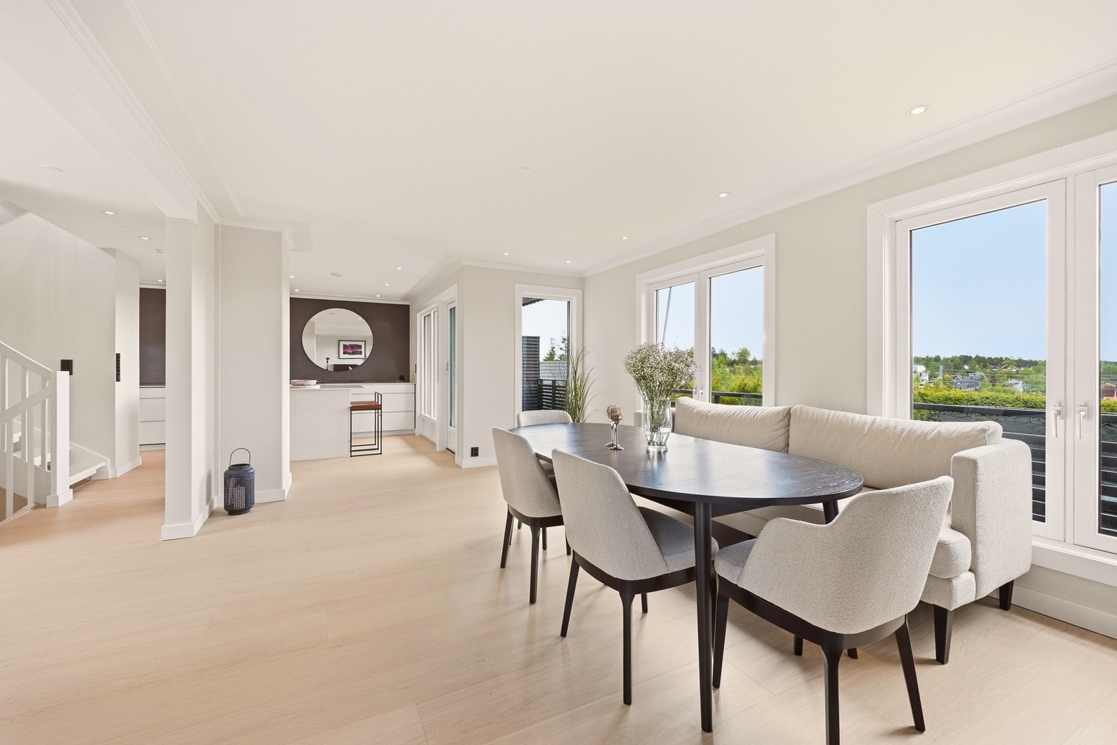 Det er god plass til et romslig spisebord hvor hele familien kan samles. Galleribilde