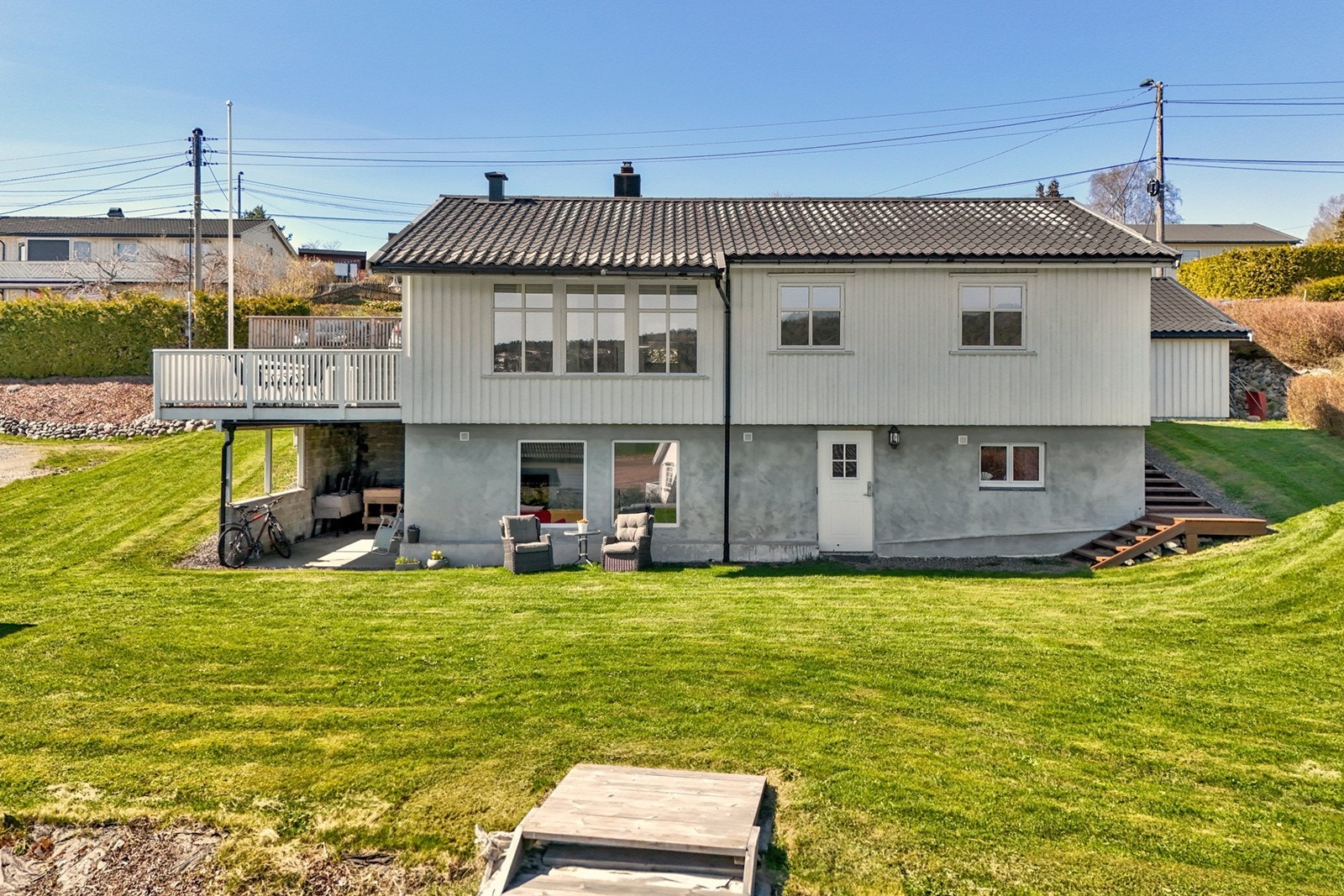 Velkommen til Ringveien 18 - En innholdsrik enebolig på stor tomt med dobbelgarasje og gode solforhold. Fotograf: Kvadrat Boligfoto. Galleribilde