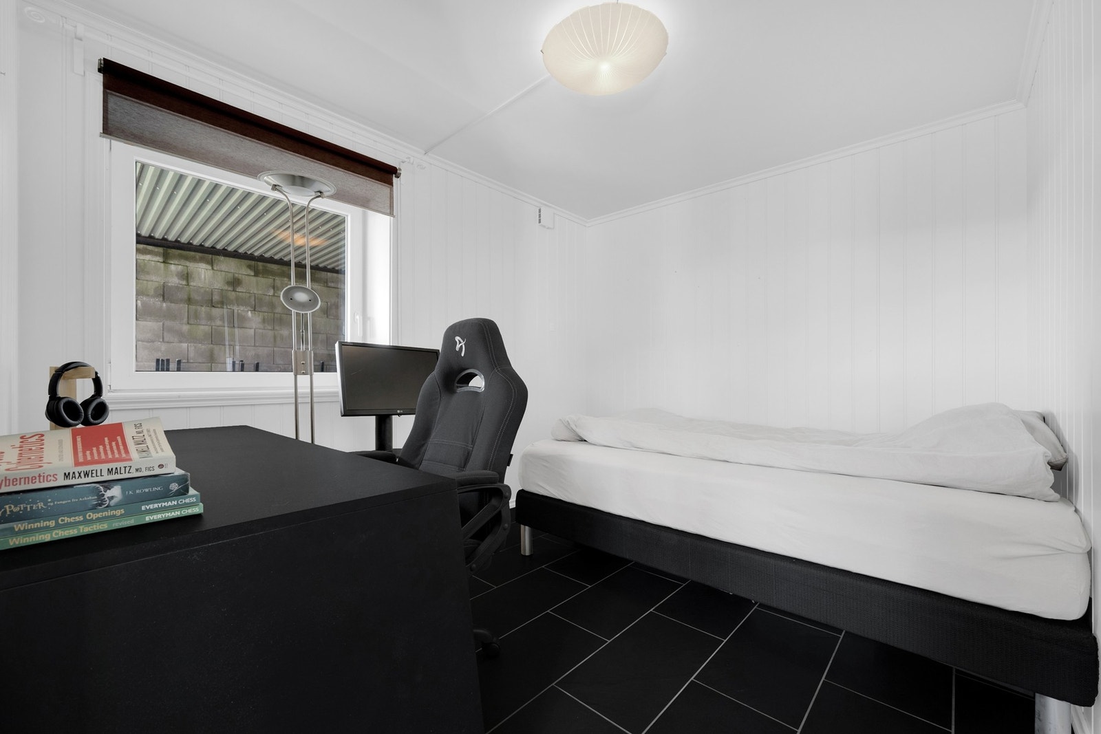 Soverom 2 har plass til seng og arbeidspult. Galleribilde