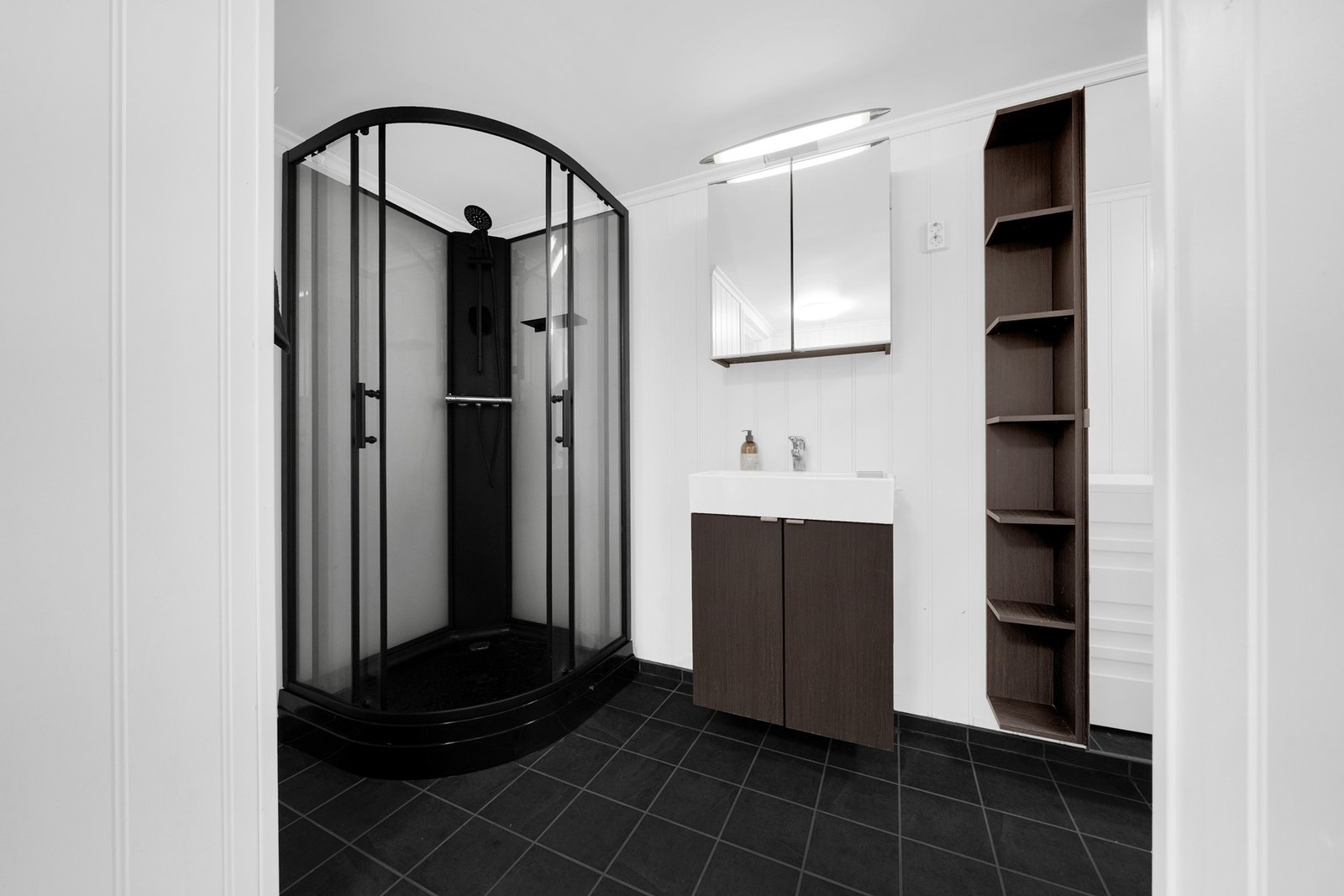 Badet har flislagt gulv og er utstyrt med elektriske varmekabler. Galleribilde