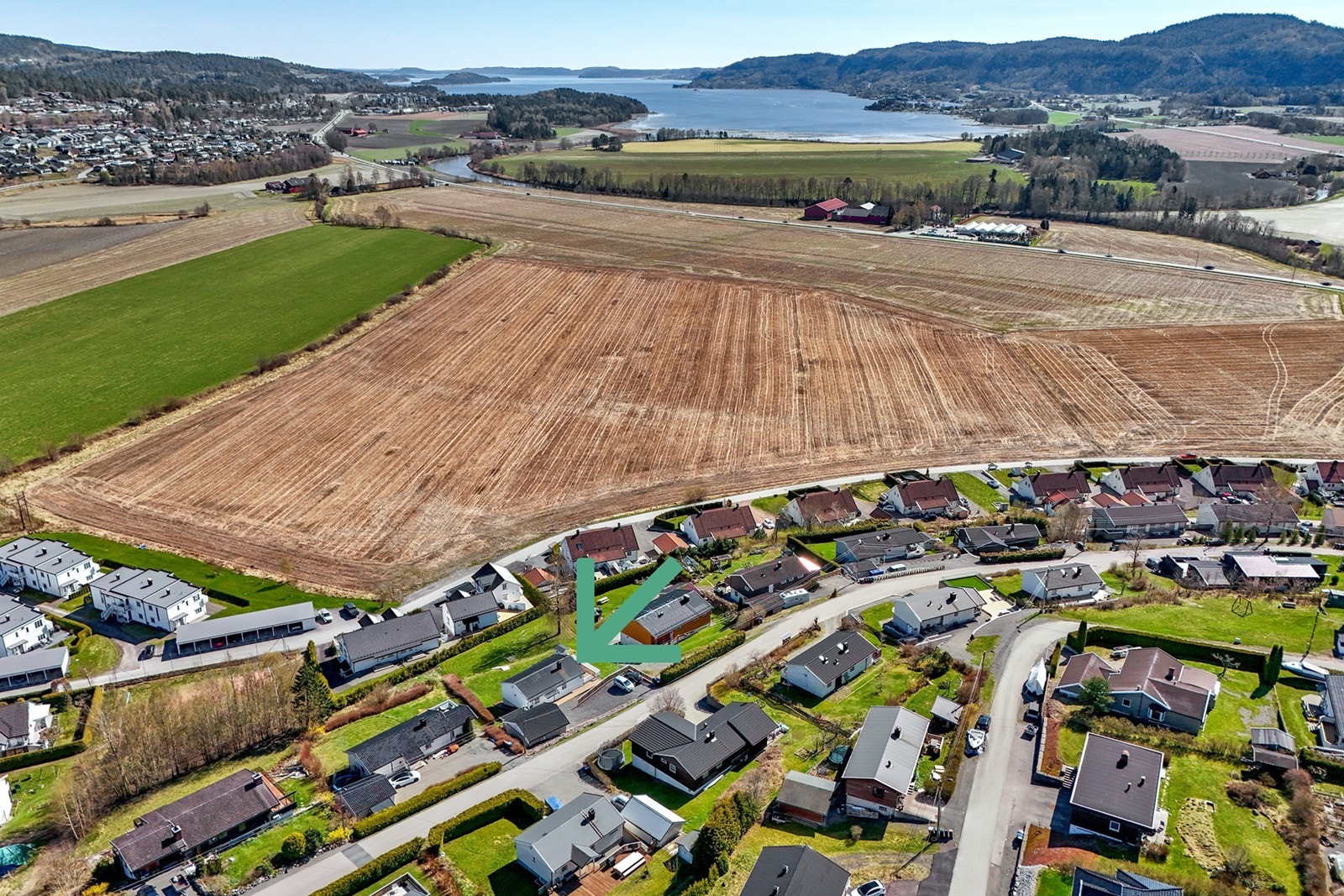Boligen ligger i et veletablert nabolag i barnevennlige og landlige omgivelser. Det er også kort vei til Sandebukta med strender, svaberg og småbåthavner. Galleribilde
