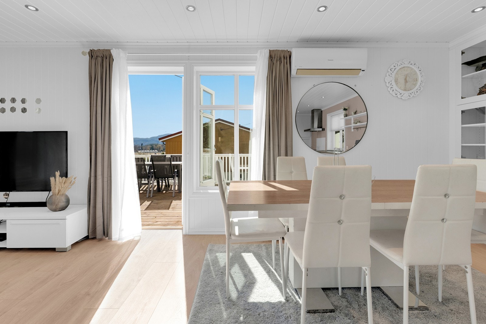 Fra stuen er det utgang til veranda på ca. 28 kvm med svært gode solforhold og oversikt over hagen. Galleribilde