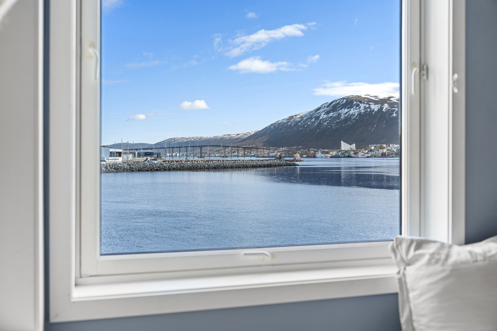 Fra soveromsvinduet kan du i tillegg nyte vakker utsikt mot Tromsøbrua!