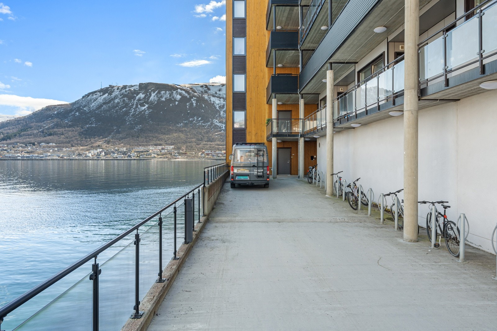 Attraktiv beliggenhet langs strandkanten hvor du har gangavstand til både sentrum og turområder. Her kan du gå langs sjøen helt inn til sentrum.