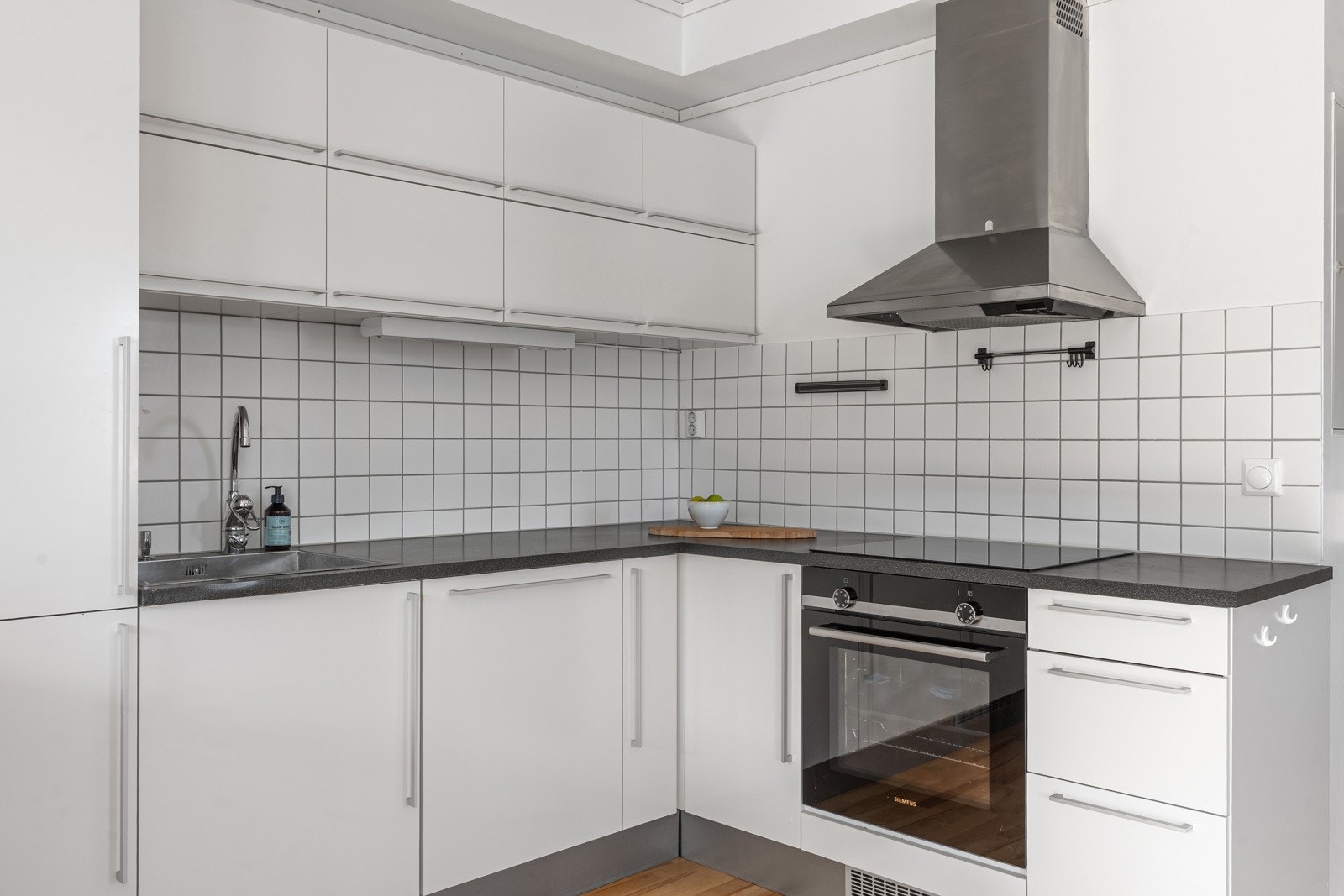 På kjøkkenet får du kvaliteter som integrert kjøle/fryseskap, oppvaskmaskin, samt ny induksjonstopp og stekeovn.