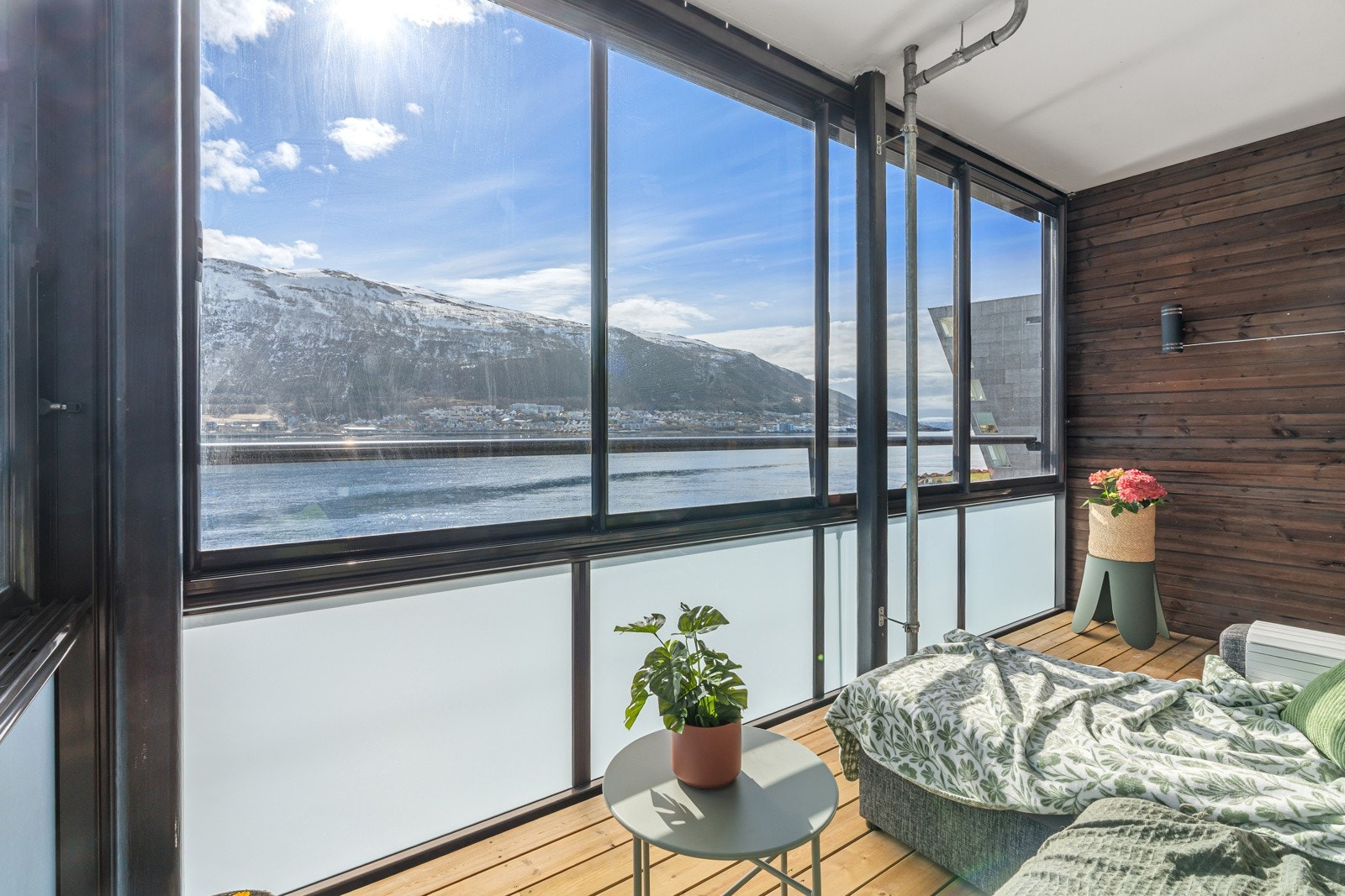 Balkongen byr i tillegg på gode møbleringsmuligheter, perfekt for å skape en hyggelig uteplass.