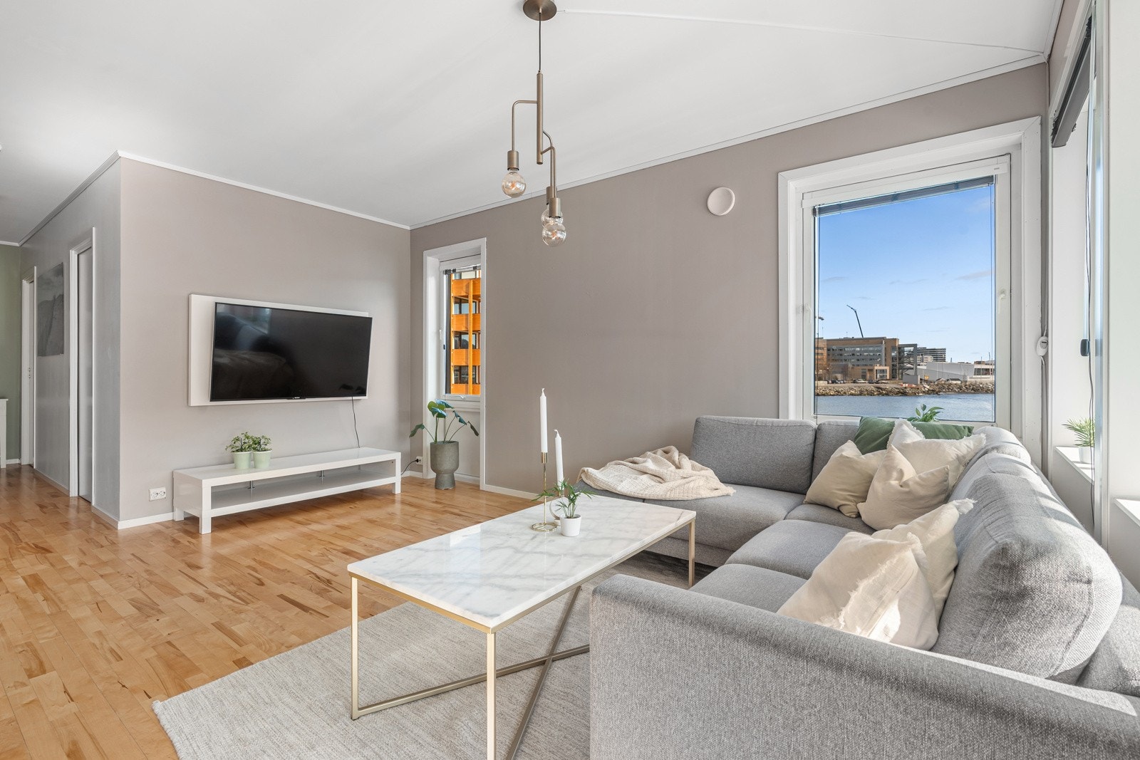 Her er det god plass til en romslig sofagruppe, med TV-plassering på motsatt side.