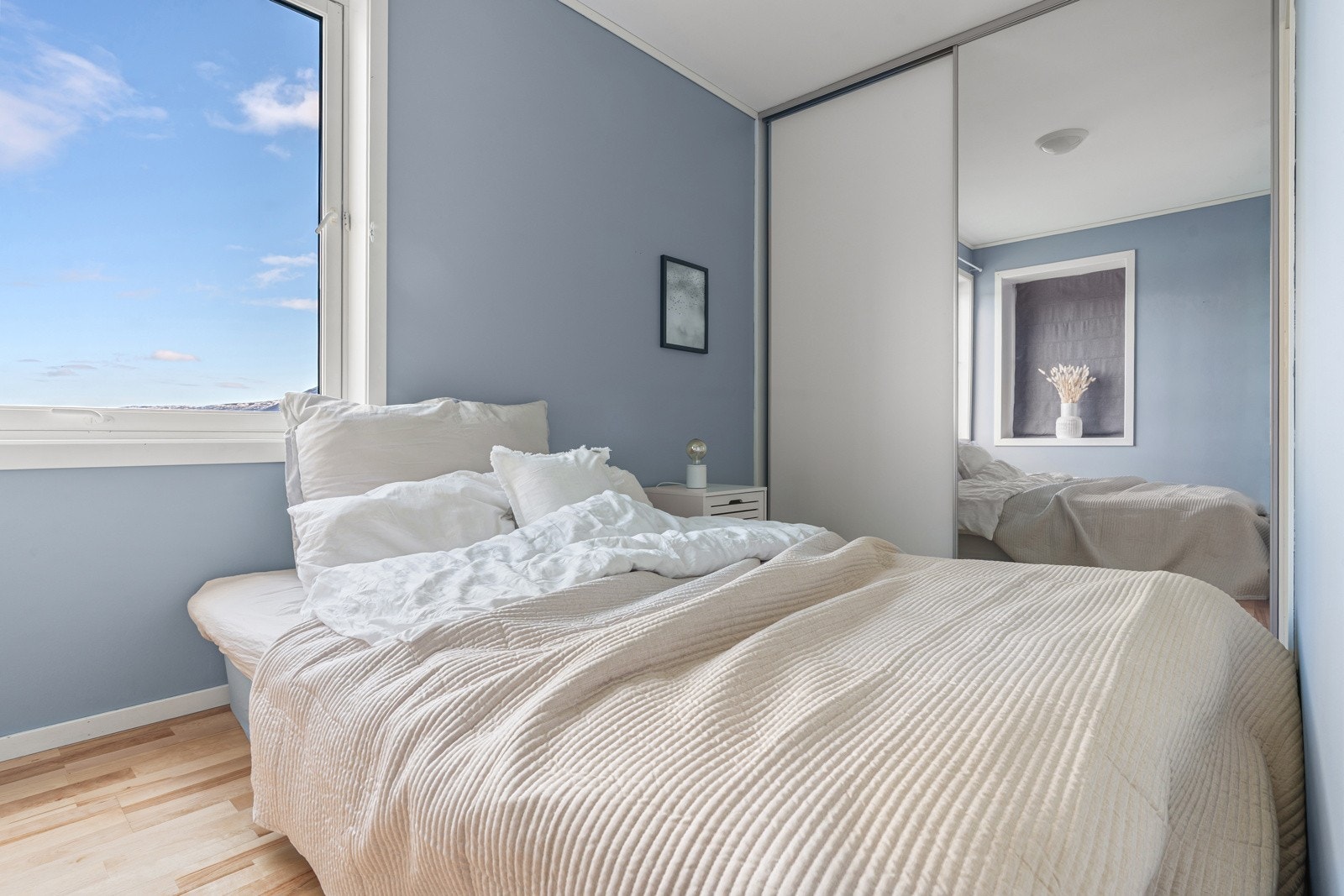 Soverommet er også innredet med en praktisk skyvedørsgarderobe.