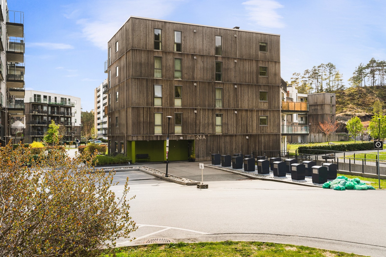 Leiligheten har fast garasjeplass og ekstern bod. Galleribilde