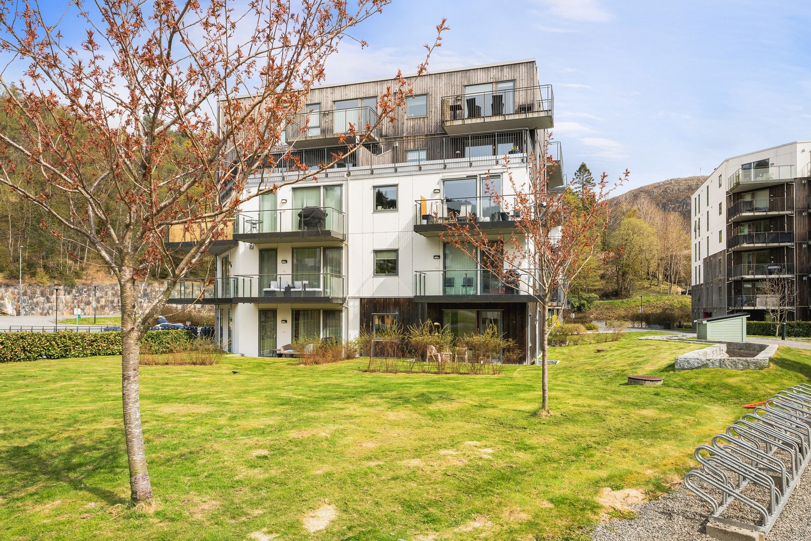 Fine felles uteområder med grøntarealer, sitteplasser og lekeplass. Galleribilde
