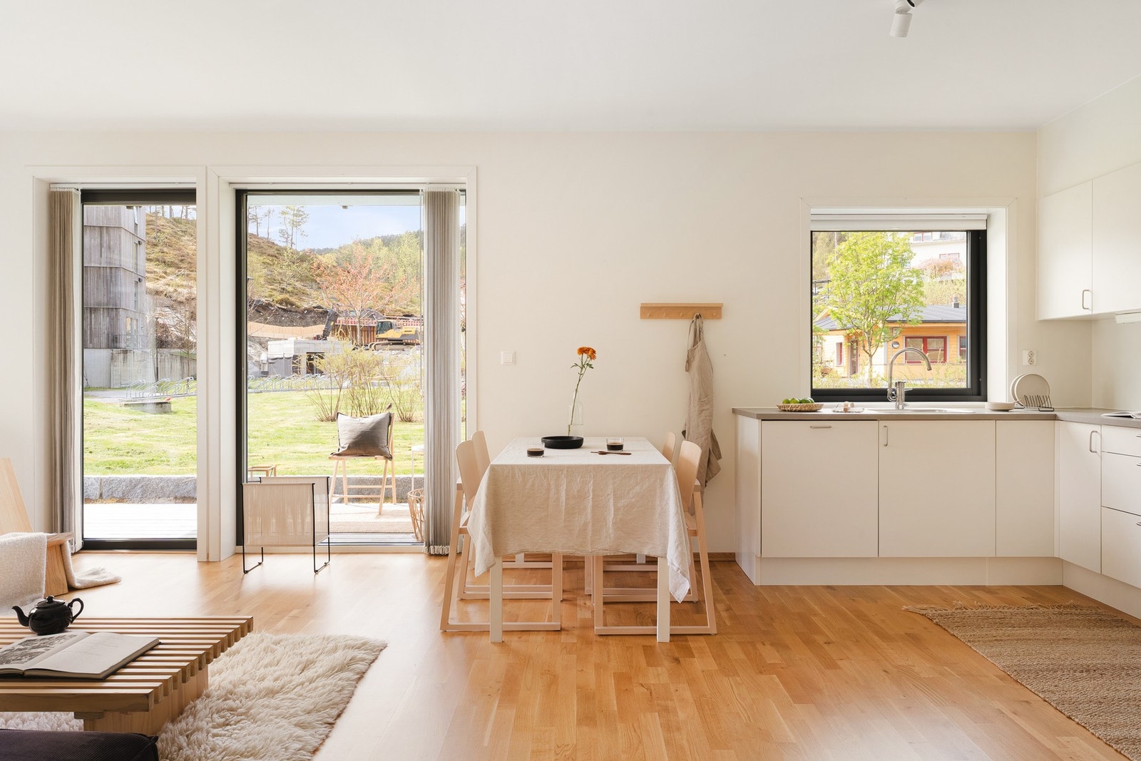 Det er gode vindusflater som sørger for rikelig med naturlig lysinnslipp. Galleribilde