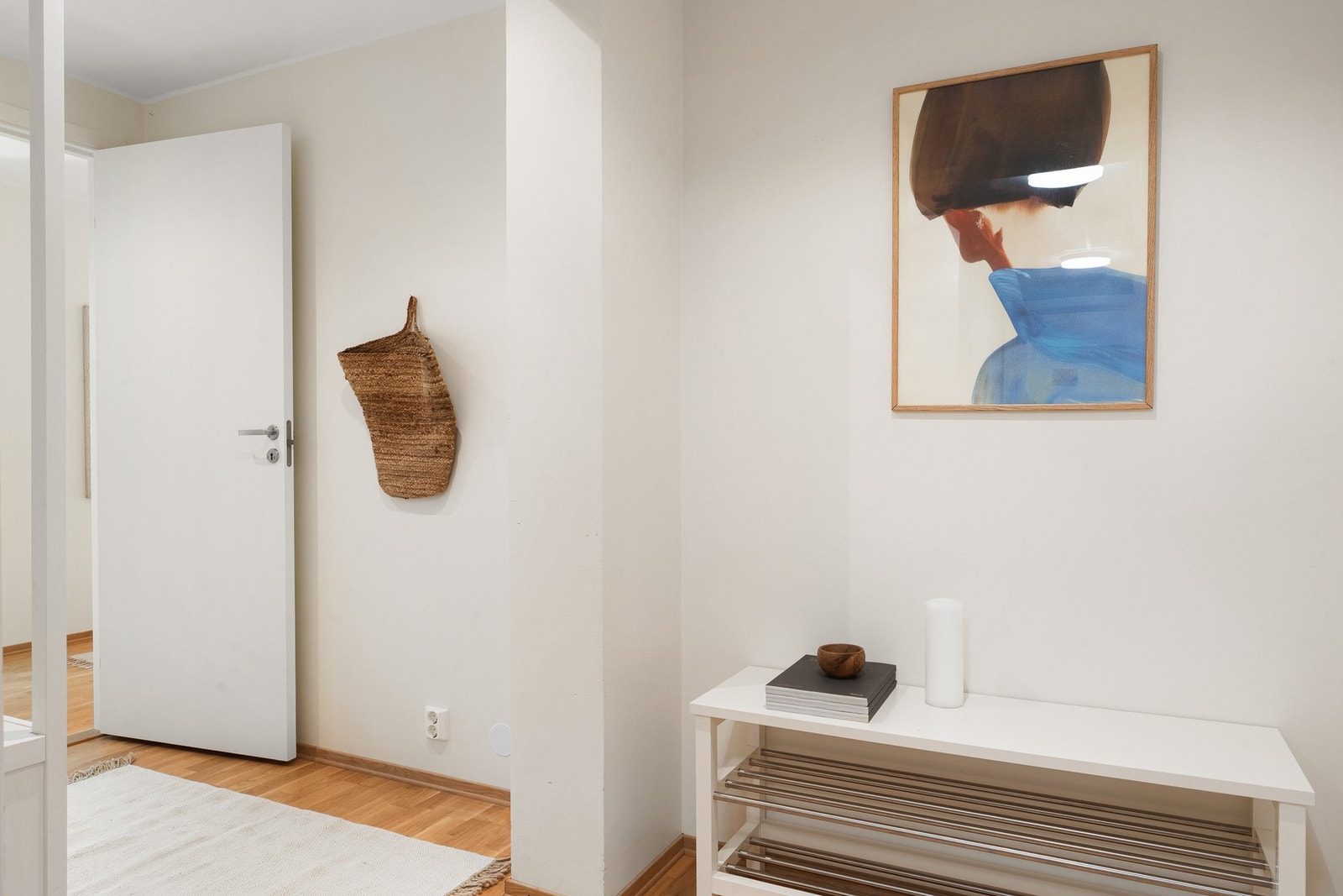 I entré er det god plass til å henge fra seg yttertøy. Galleribilde