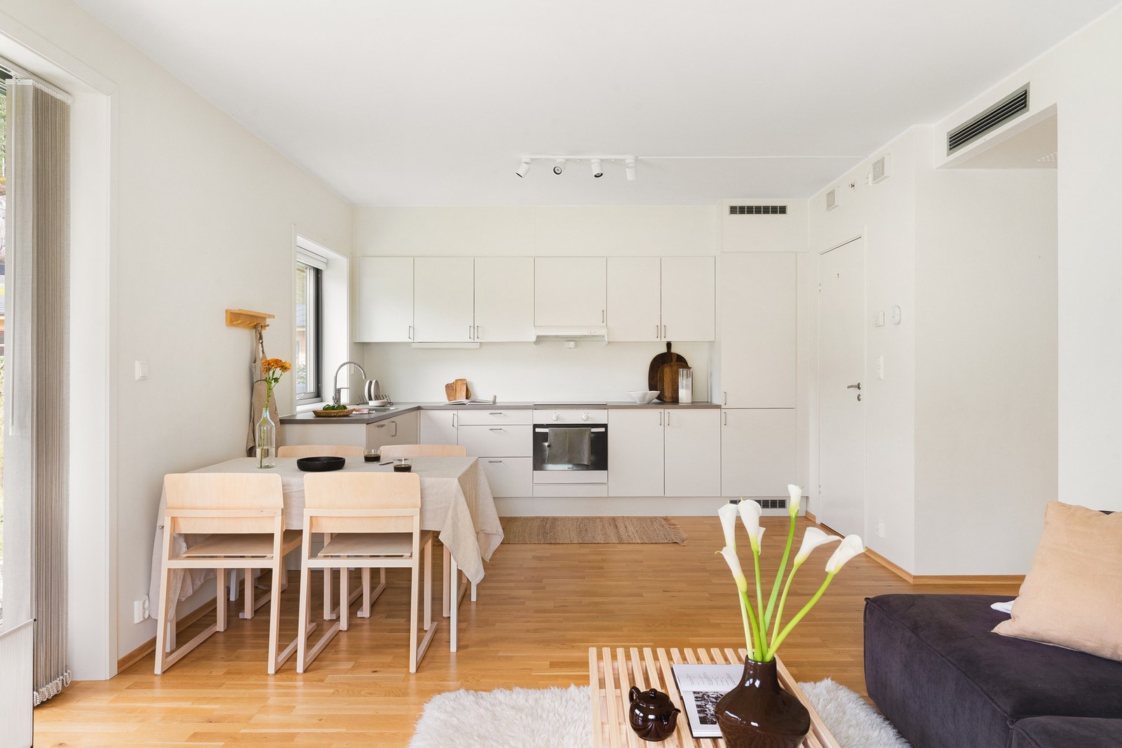 Det er god plass til både sofagruppe og spisebord. Galleribilde