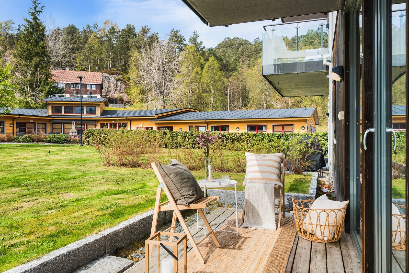 Beliggende i 1. etasje gjør at man har enkel tilkomst til flott felles grøntområde rett utenfor terrassen. Galleribilde