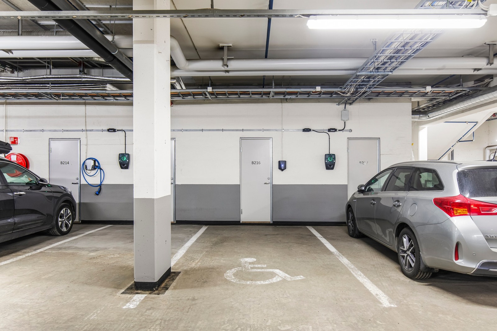 Det medfølger garasjeplass i Marienfryd garasjesameie med elbillader av typen Easee Home. Direkte adkomst til ekstern bod. Galleribilde