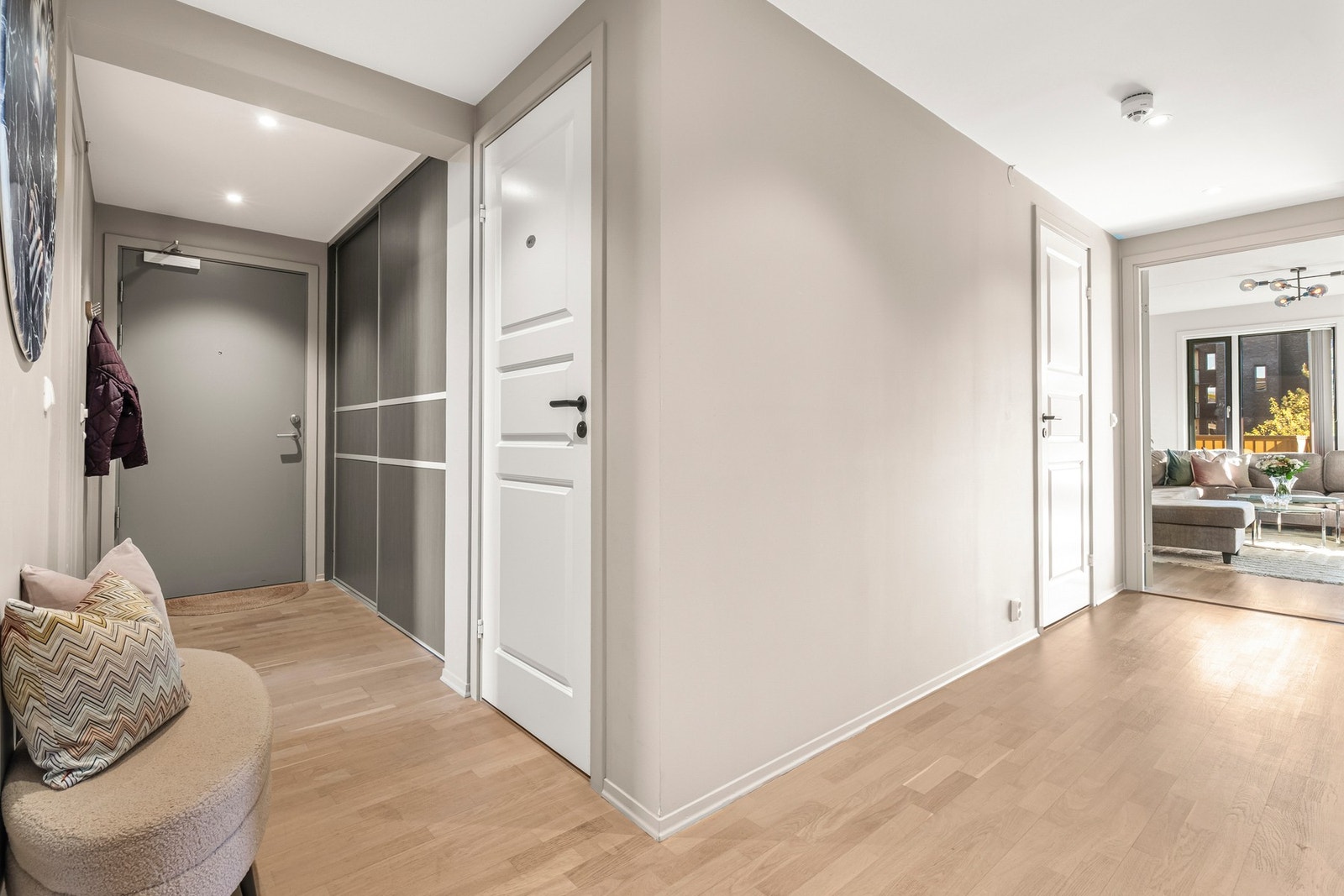 Skyvedørsgarderobe med folierte fronter som gir gode oppbevaringsmuligheter for yttertøy og sko. Galleribilde
