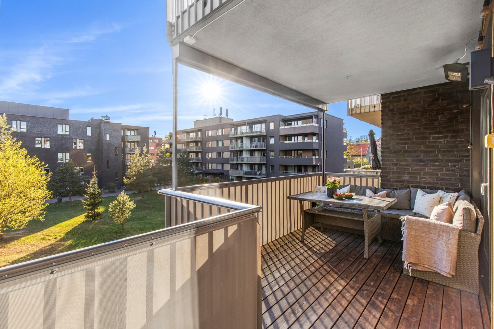 Balkongen er sydvestvendt og byr på gode solforhold, spesielt på ettermiddag og kveld, noe som gjør det enkelt å nyte utendørsarealene. Galleribilde