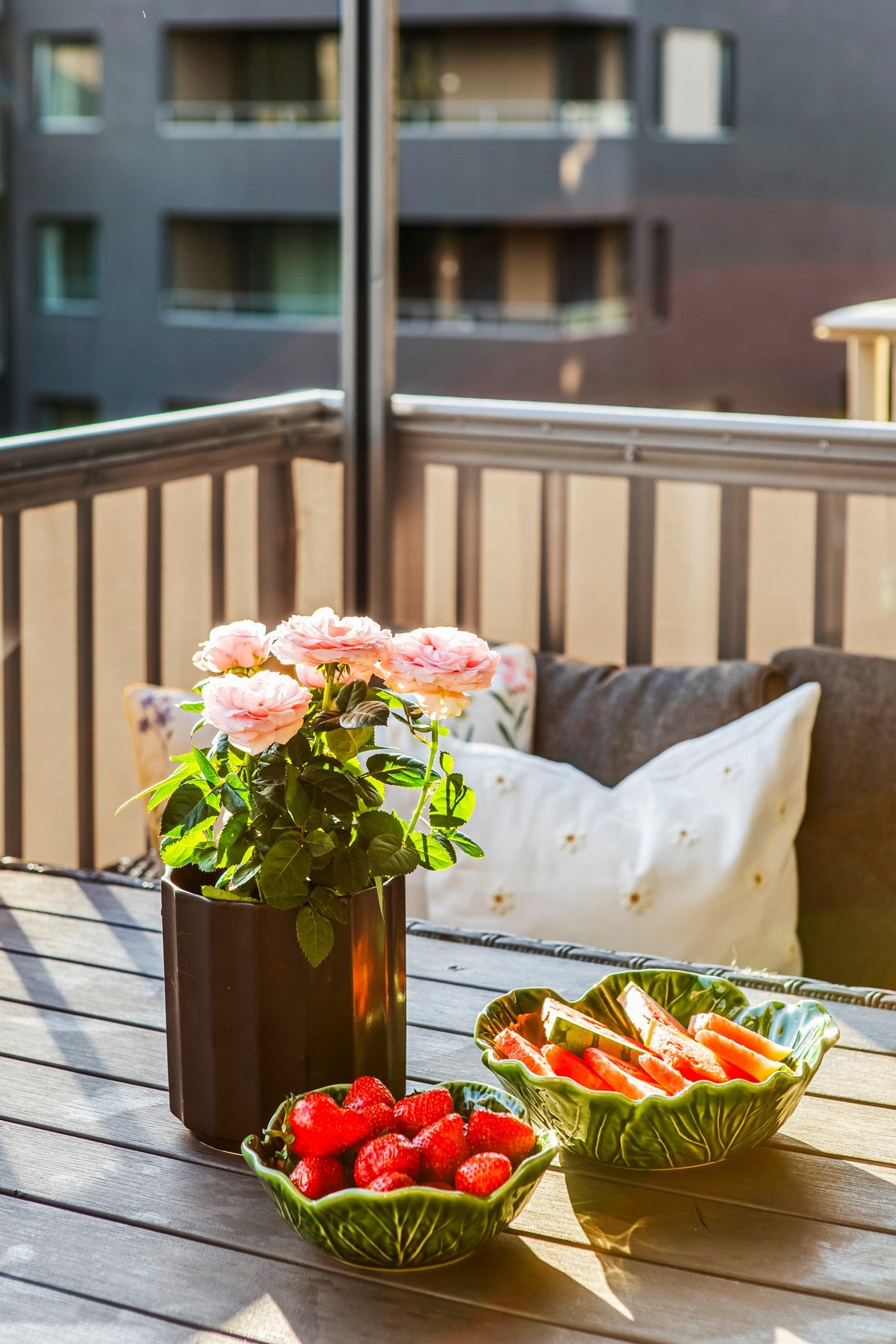 Balkongen er utstyrt med stikkontakt, lysarmatur og terrassevarmer, noe som gir praktisk bruk gjennom året. Galleribilde