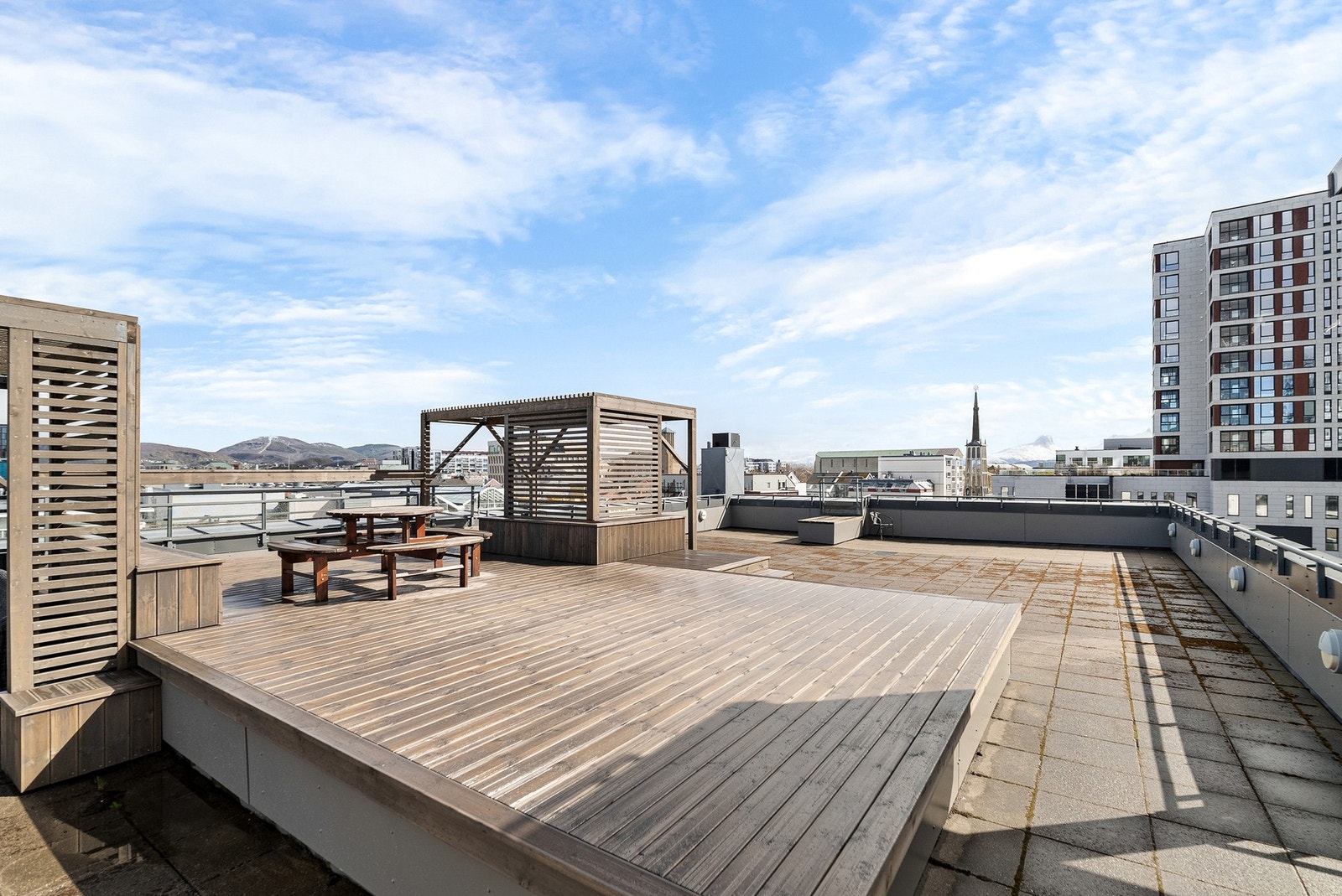 Borettslaget har en stor felles takterrasse i 7. etg med svært gode solforhold og flott utsikt. Galleribilde