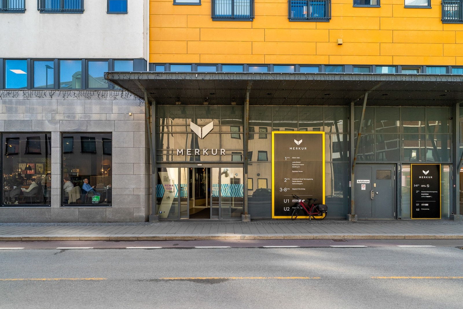 Inngang til bygget både fra Sjøgata og Storgata. Heis opp til leiligheten. Galleribilde