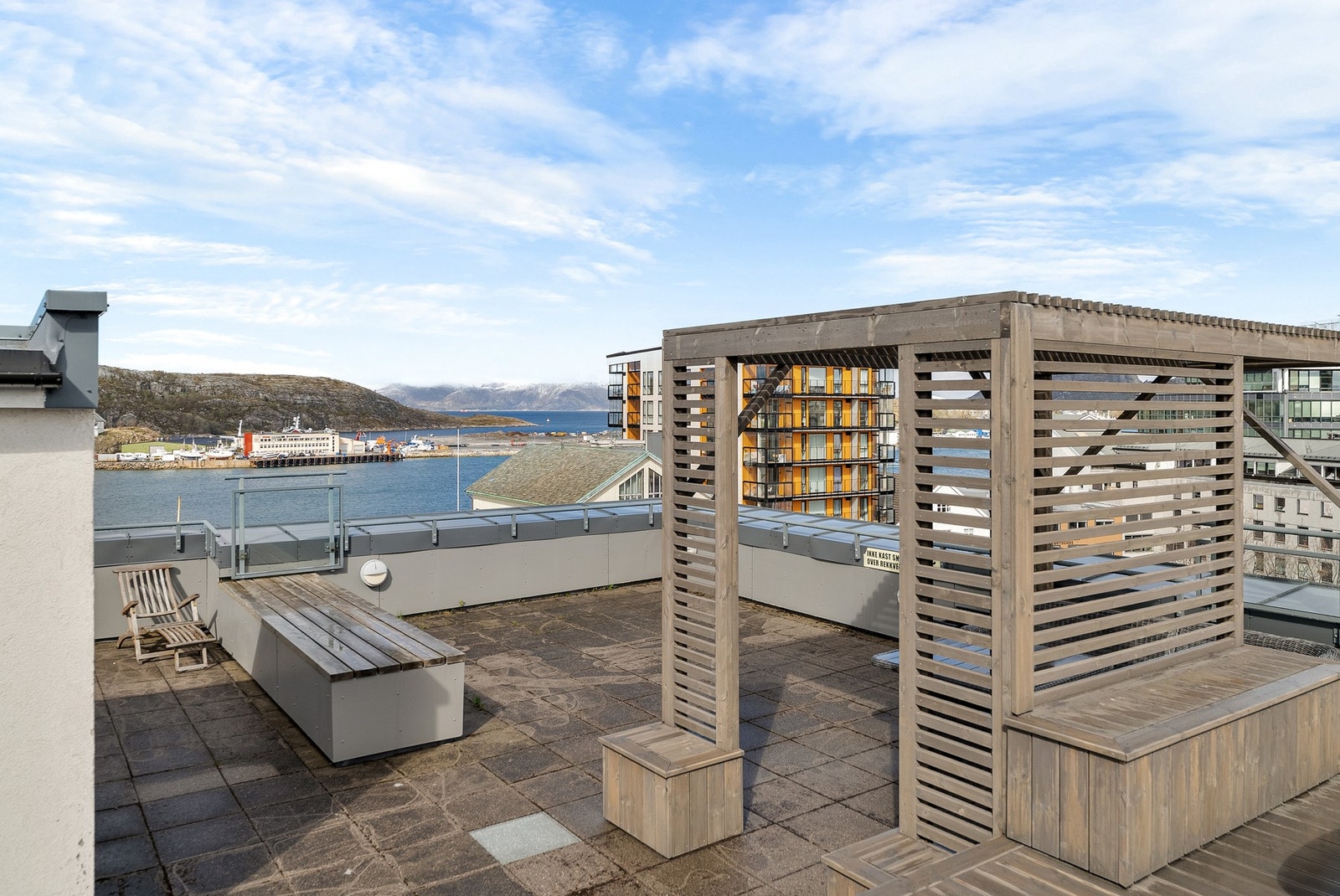 Takterrassen er et flott supplement til leiligheten og en fin plass å trekke litt luft og nyte sol. Galleribilde