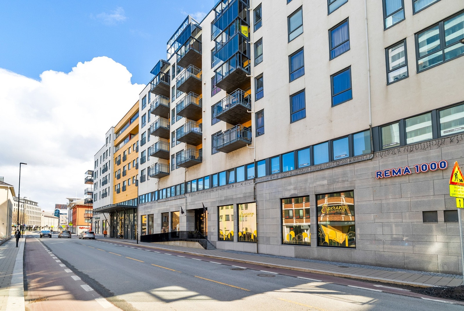I første etasje av bygget finner du bl.a frisør, Espresso House og Rema 1000. Galleribilde