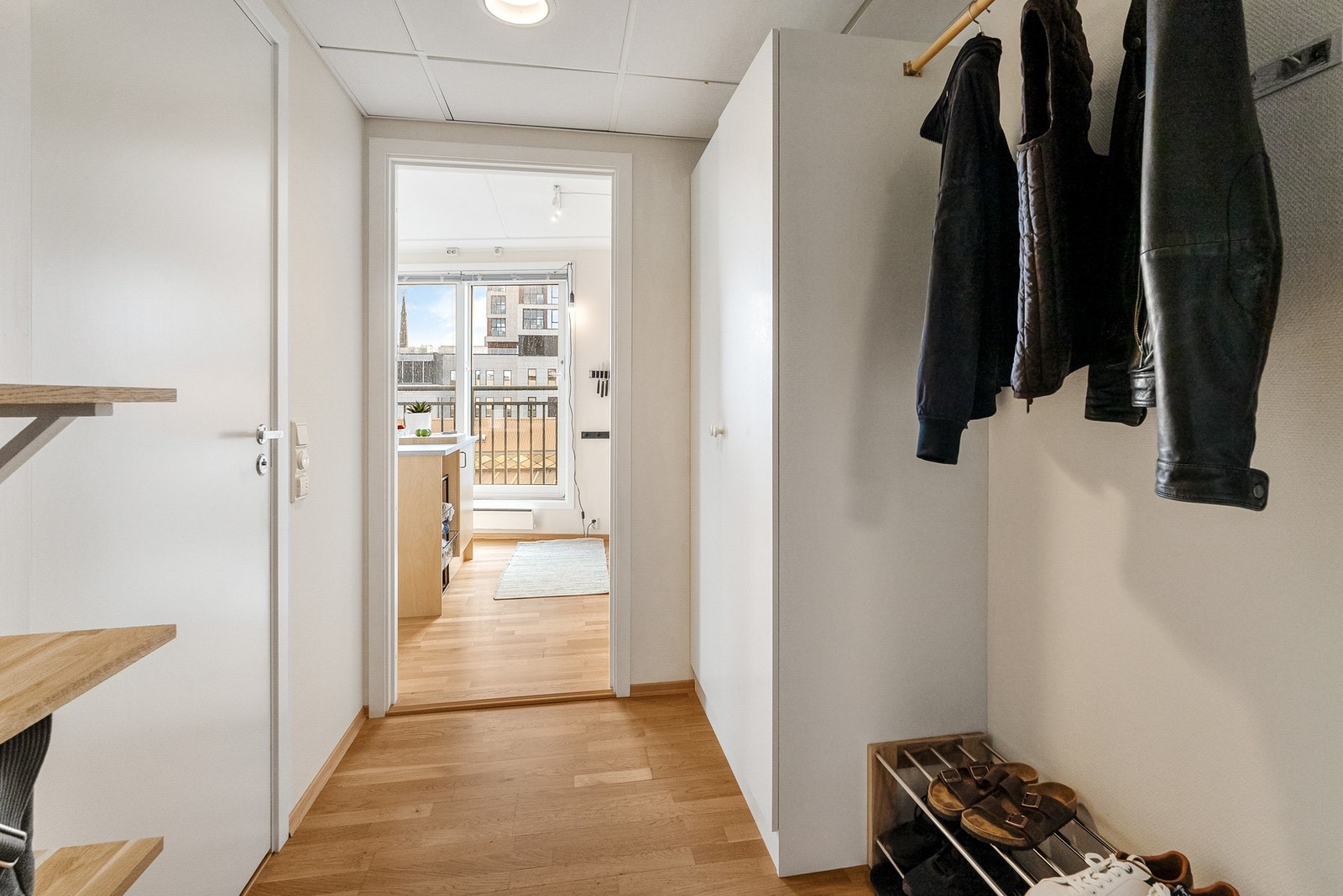 Entréen har plass til oppbevaring av yttertøy og sko. Garderobeskap medfølger. Adkomst til bad og videre inn til stue/kjøkken. Galleribilde