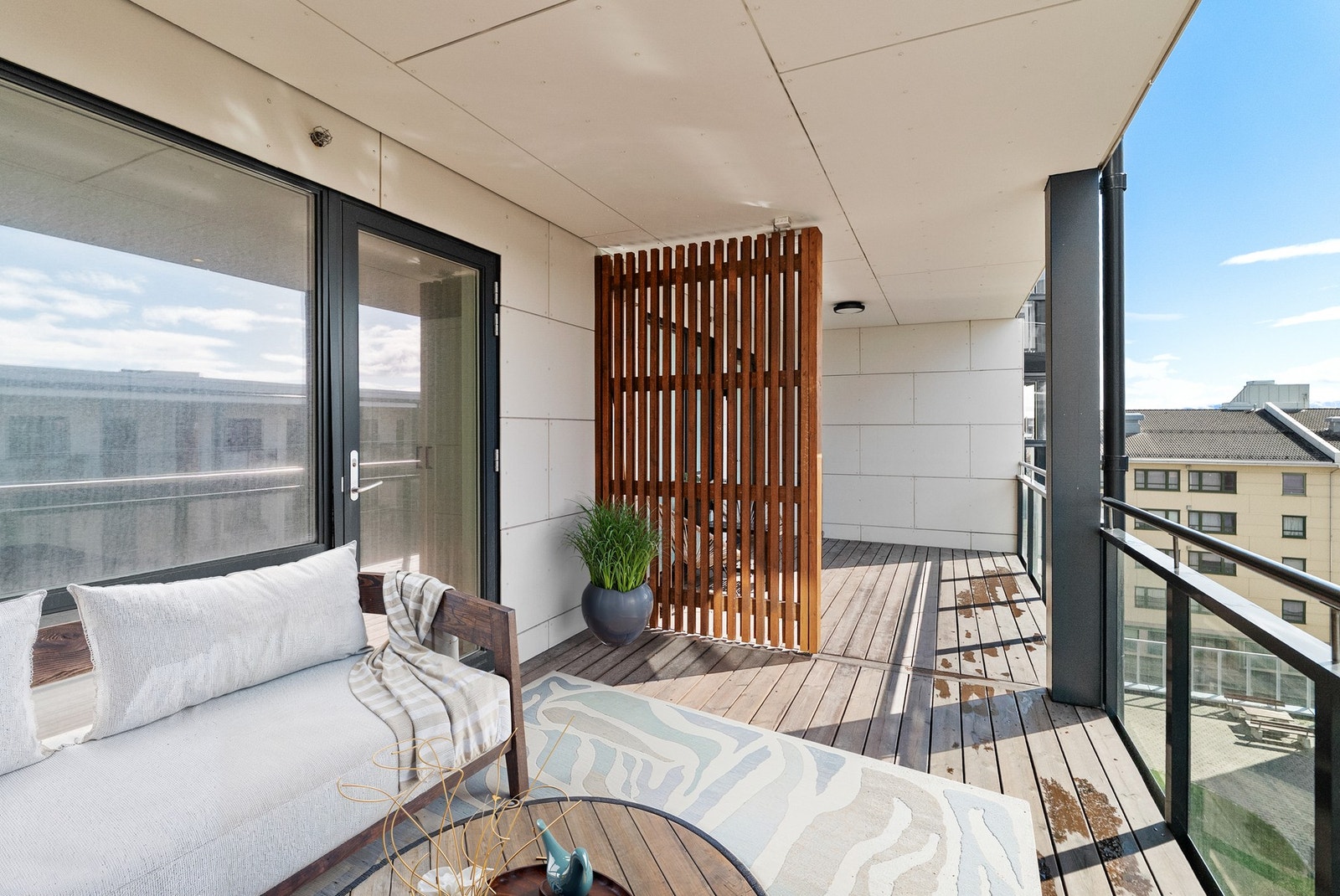 Vestvendt terrasse med takoverbygg. (Digitalt møblert). Galleribilde