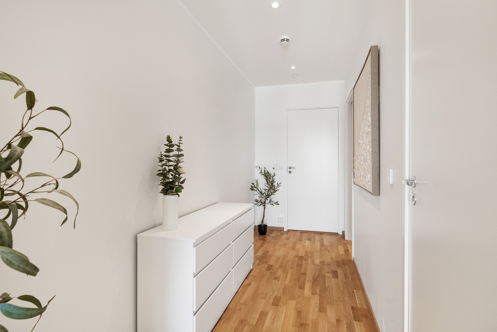 Mellomgang med god veggplass til kommode/vitrineskap, bilder, speil og lignende. Downlights i himling og gulvvarme. Galleribilde