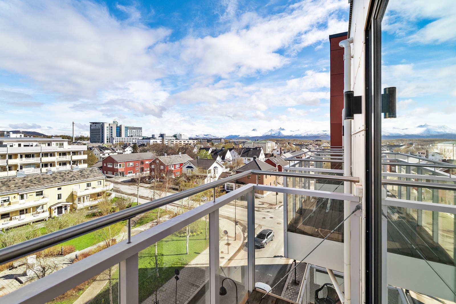 Utsikt fra balkong sørover mot Børvasstindene. Galleribilde