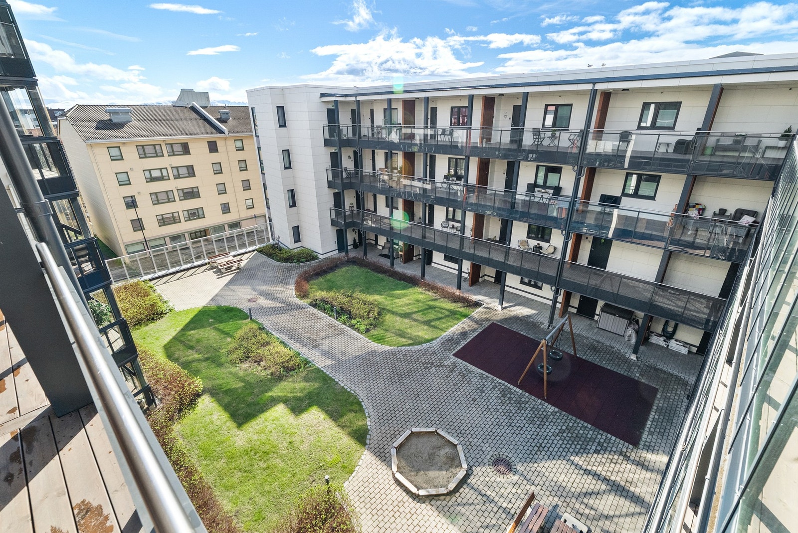 Pent opparbeidet hageområde. Borettslaget har også eget trimrom, badstu, fellesstue, samt gjesteleiligheter som kan leies. Galleribilde