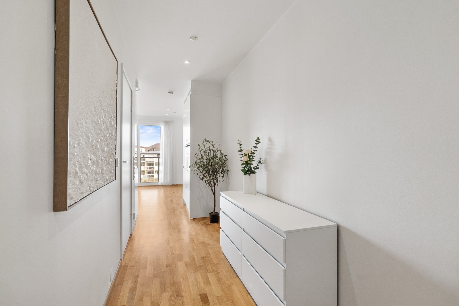 Mellomgang med god veggplass til kommode/vitrineskap, bilder, speil og lignende. Downlights i himling og gulvvarme. Galleribilde
