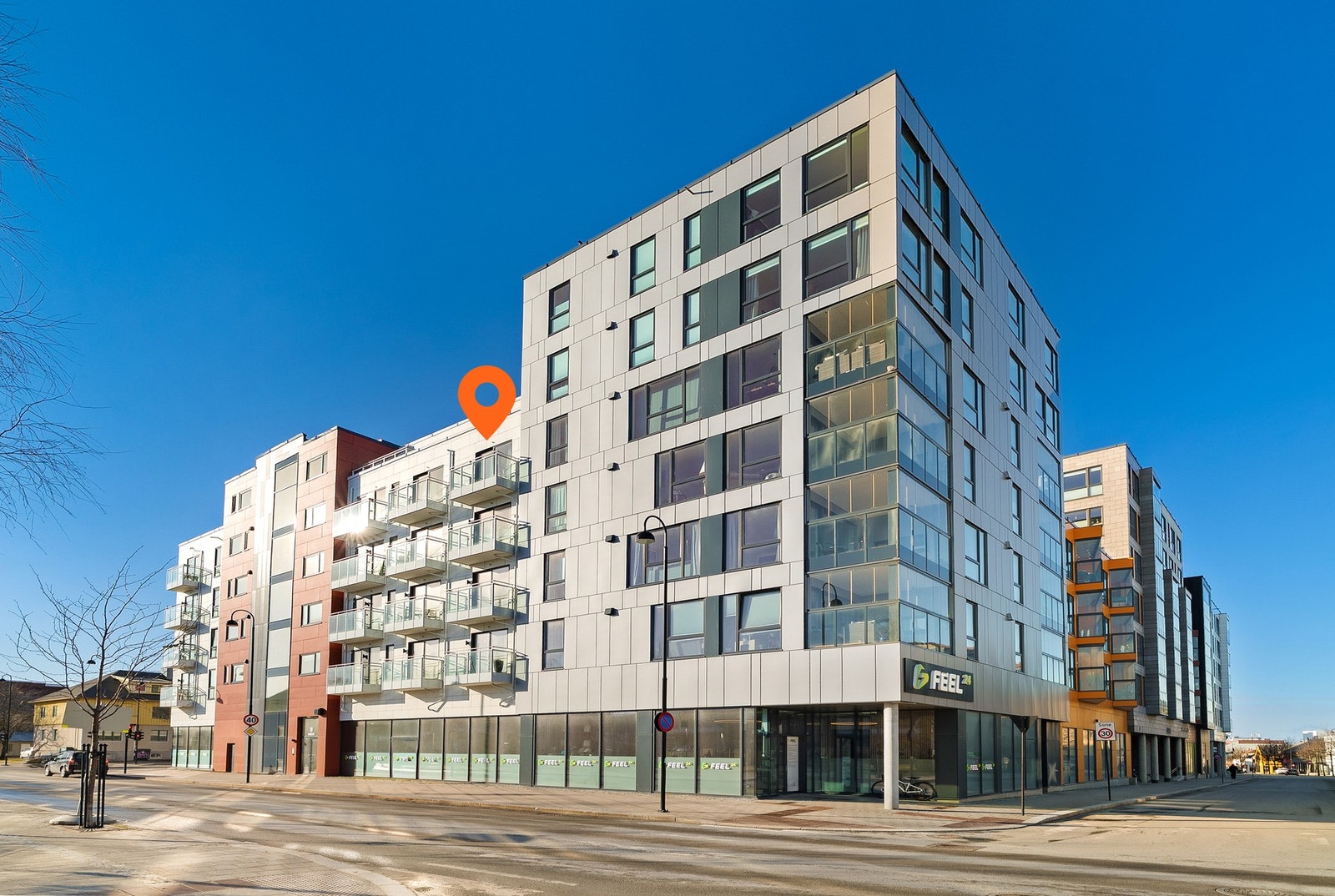 Svært sentral beliggenhet - umiddelbar tilgang til parker, treningssenter, butikk, glasshuset, kollektivtransport, sykehuset m.m. Galleribilde