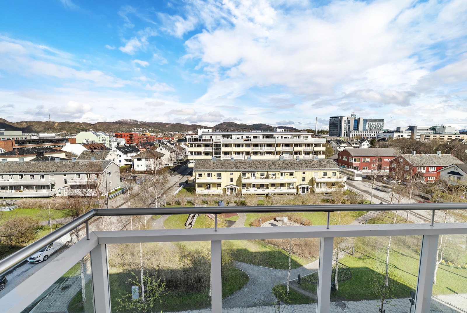 Leiligheten har både østvendt balkong med flott utsikt og vestvendt terrasse med gode solforhold. Galleribilde