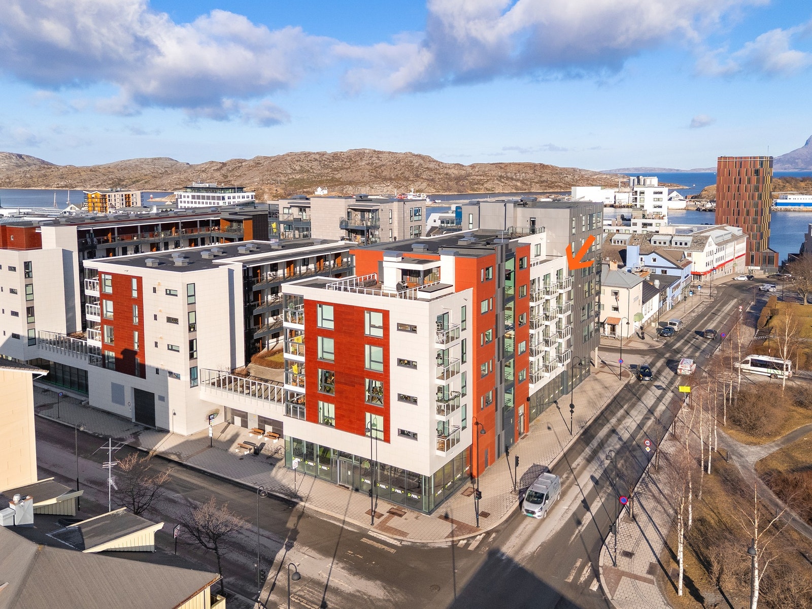 Svært sentral beliggenhet - umiddelbar tilgang til parker, treningssenter, butikk, glasshuset, kollektivtransport, sykehuset m.m. Galleribilde
