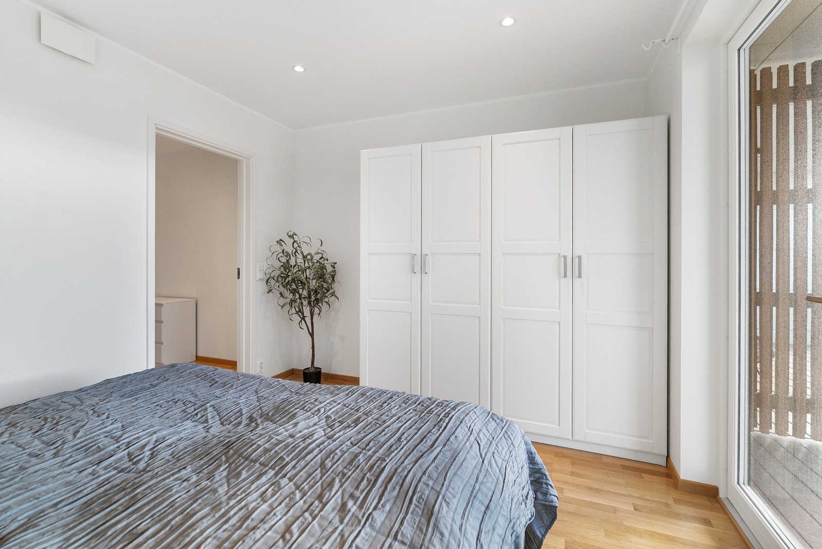 Romslig og tilbaketrukket soverom med plass til dobbeltseng og nattbord. God lagringsplass i garderobeskap. Downlights i himling og varme i gulv. Galleribilde