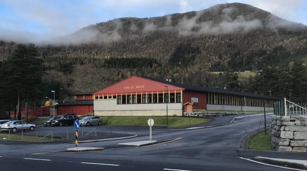 Hjelle skule ligg rett ved tomteområdet. Galleribilde