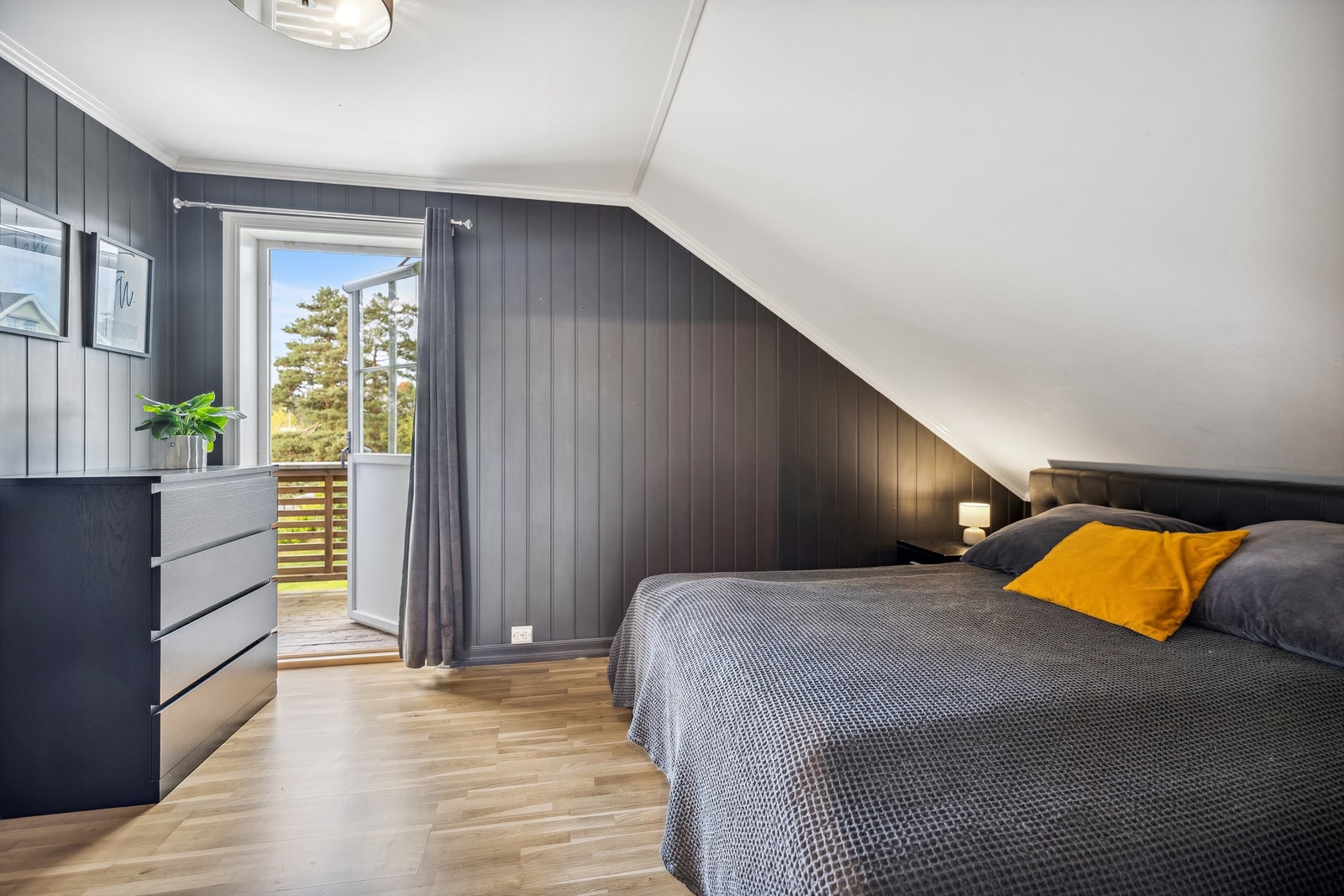 Hovedsoverommet er lyst og romslig med eget omkledningsrom, samt god plass til dobbeltseng, nattbord og ønskelig møblement. Galleribilde