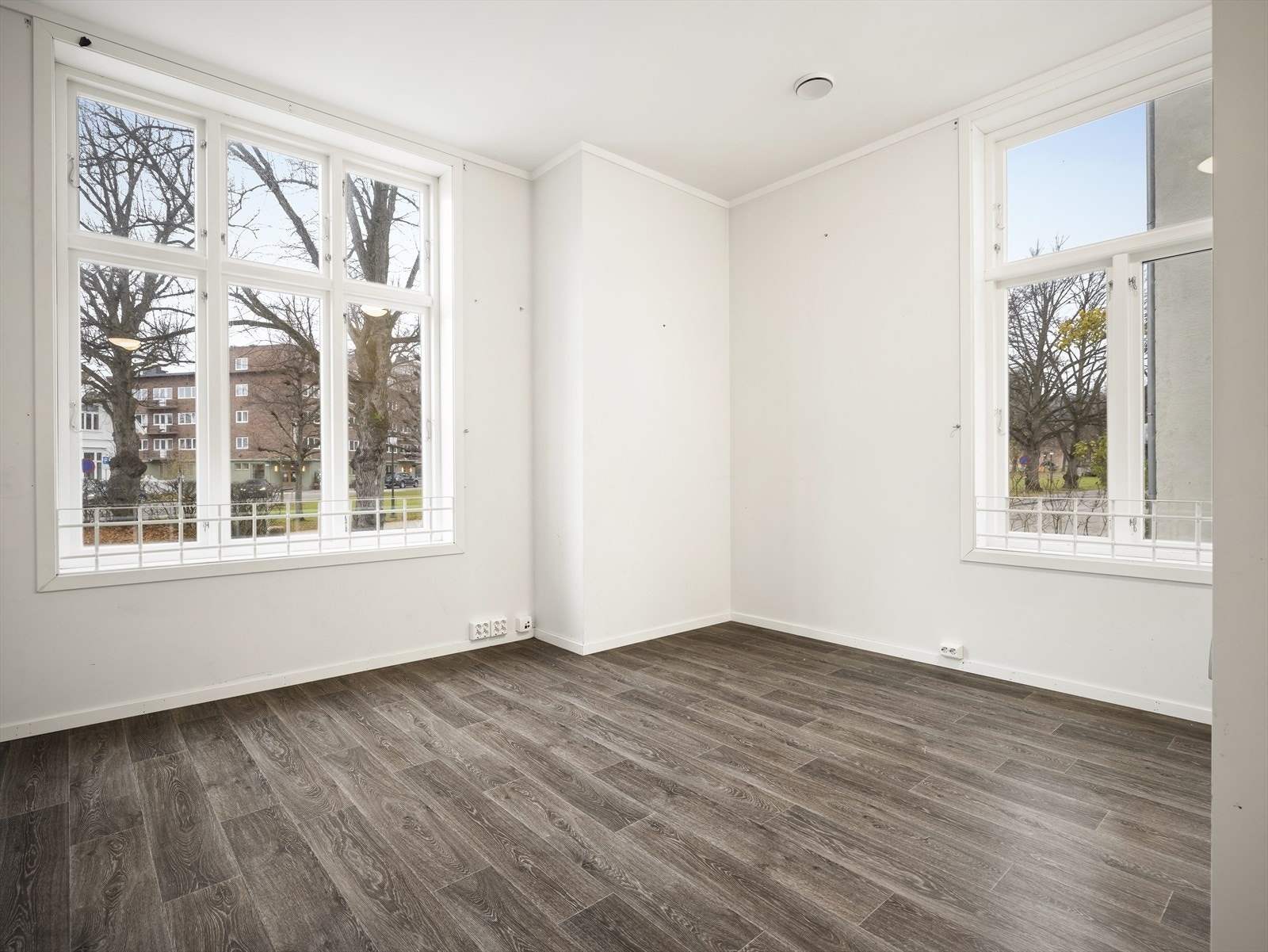 Stuen har plass til både sofa og stuebord, med store vinduer som slipper inn rikelig med naturlig lys Galleribilde