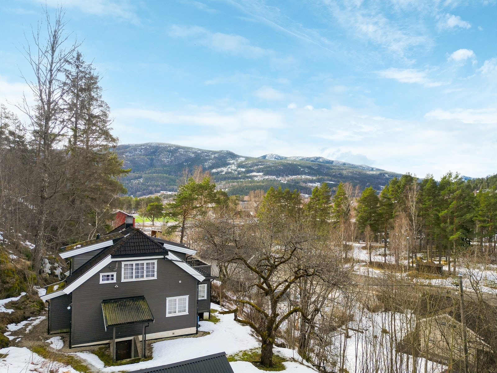 Boligen ligger i et boligområde nær Seljord sentrum, på et lite høydedrag med utsikt mot syd og vest. Kort vei til skoler, barnehager og butikker. Galleribilde