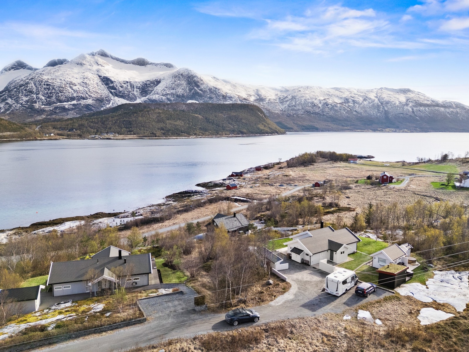 Eiendommen ligger innerst i veien med god plass til flere biler Galleribilde