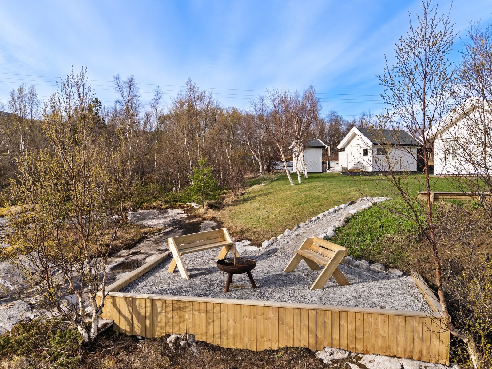 Eier har nylig etablert en flott grillplass på vestlige delen av av tomten. Galleribilde