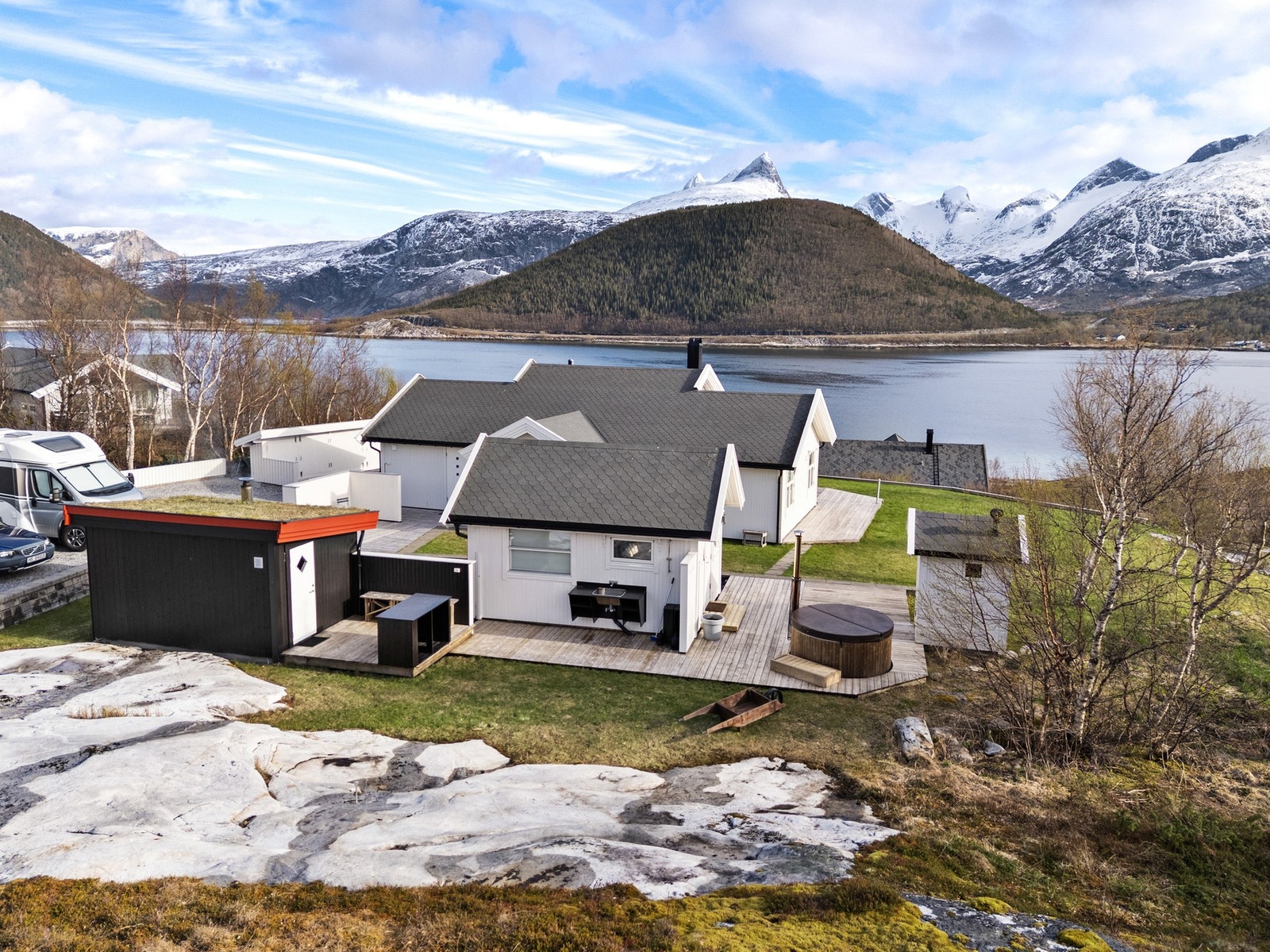 En særdeles tiltalende og attraktiv fritidsbolig med spektakulær utsikt. Galleribilde