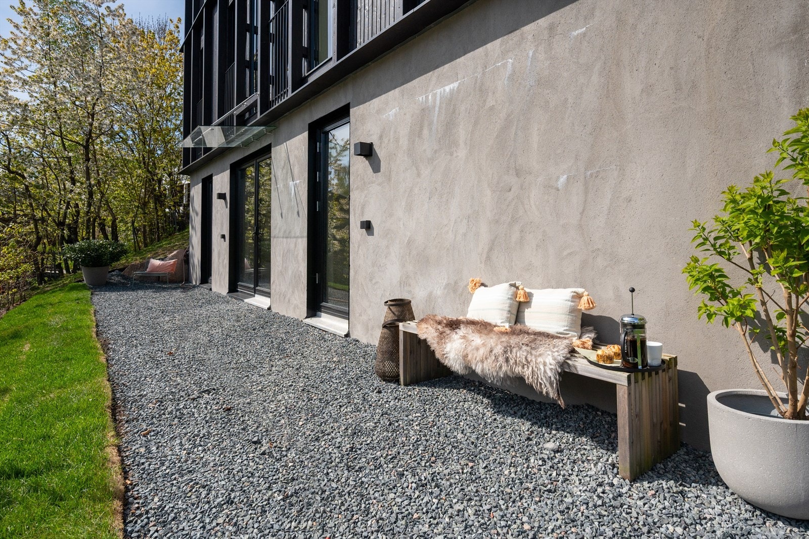 Flotte utearealer som harmonerer godt med boligens moderne arkitektur. Galleribilde