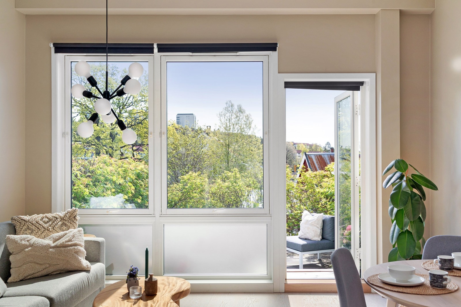 Store vindusflater, kombinert med generøs takhøyde, gir en god romfølelse. Foto: Hanne Bruland Galleribilde