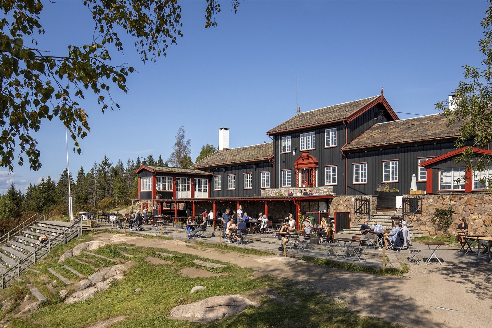 Grefsenkollen ligger en fin gåtur unna, med restaurant, pizza på terrassen og uslåelig utsikt Galleribilde