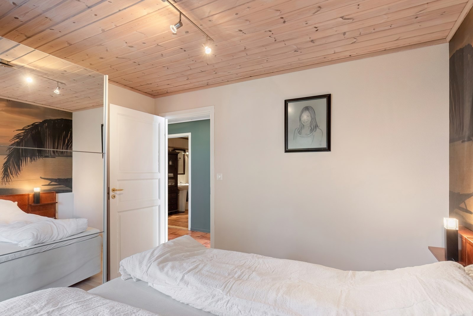 Skyvedørsgarderobe gir effektiv oppbevaringsløsning. Galleribilde